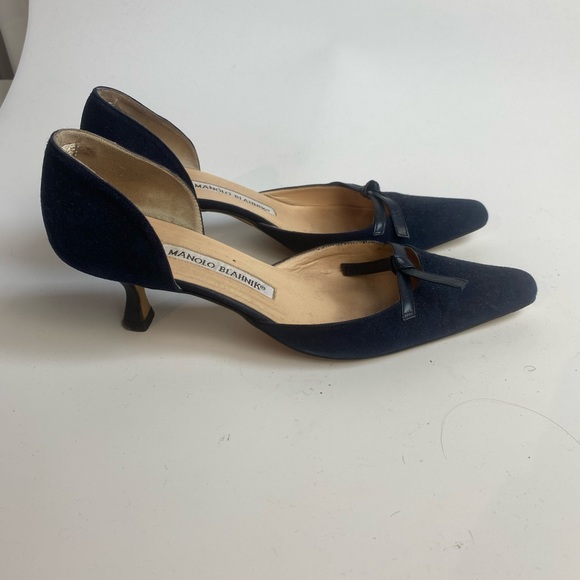 Manolo Blahnik Navy Suede Bow Kitten Heels - Picture 3 of 6